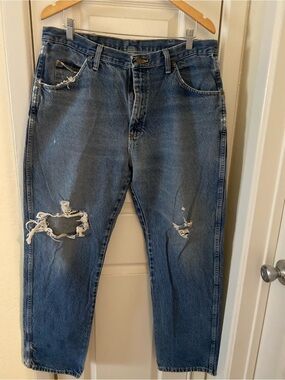 Wrangler Relaxed Fit Distressed Blue Jeans